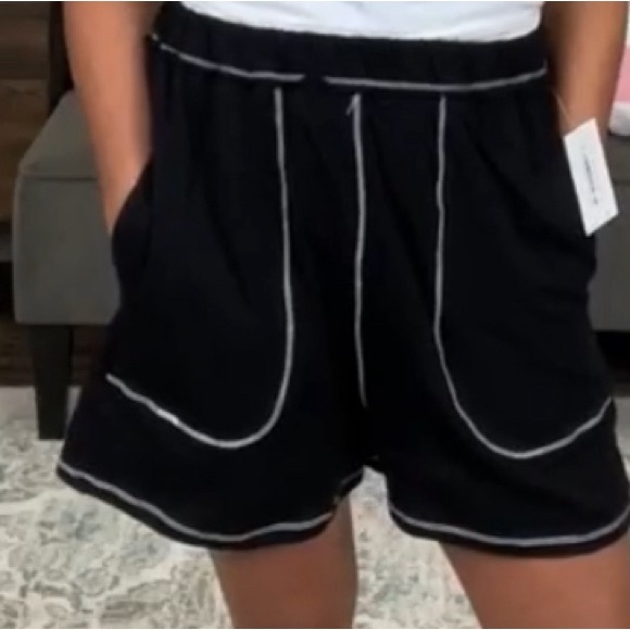 Black/White Contrast Stitched Shorts w/Pockets - Size L - Picture 2 of 6